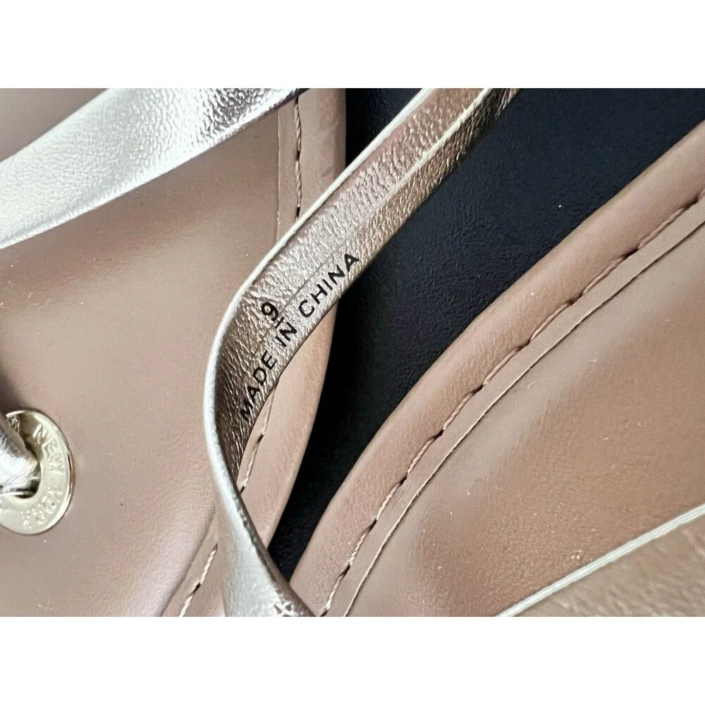 Women’s Size 9 Gold Flip-Flop Sandal Thong Flat New York And Co  ￼